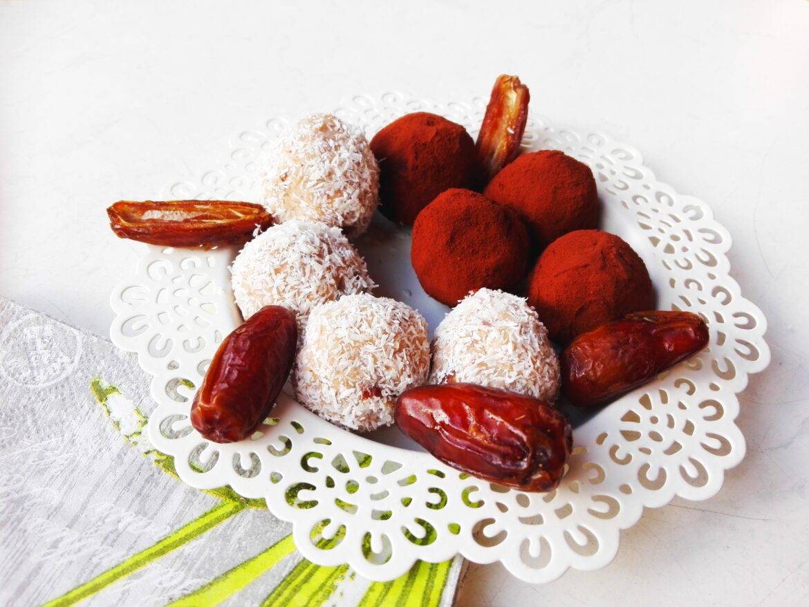 Vegane Energiekugeln mit Mandeln und Kokos