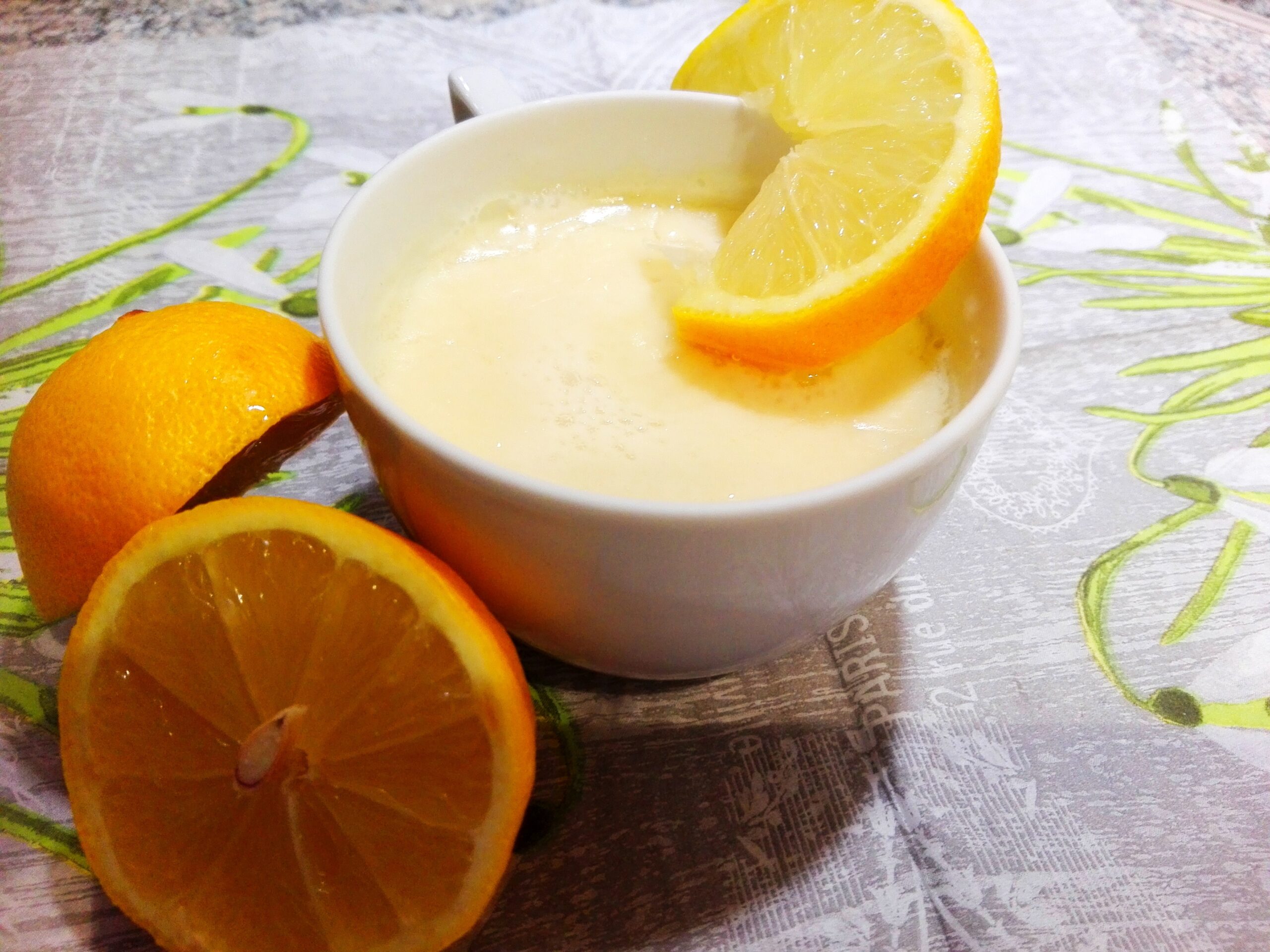 Gesunder Nachtisch- Mandel-Zitronen-Speise mit Zitronenscheiben 