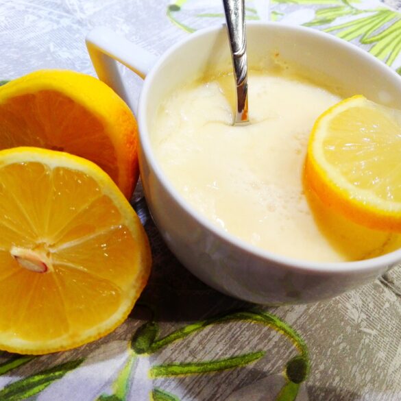 Gesunder Nachtisch-Mandel-Zitronen-Speise mit Zitronenscheiben