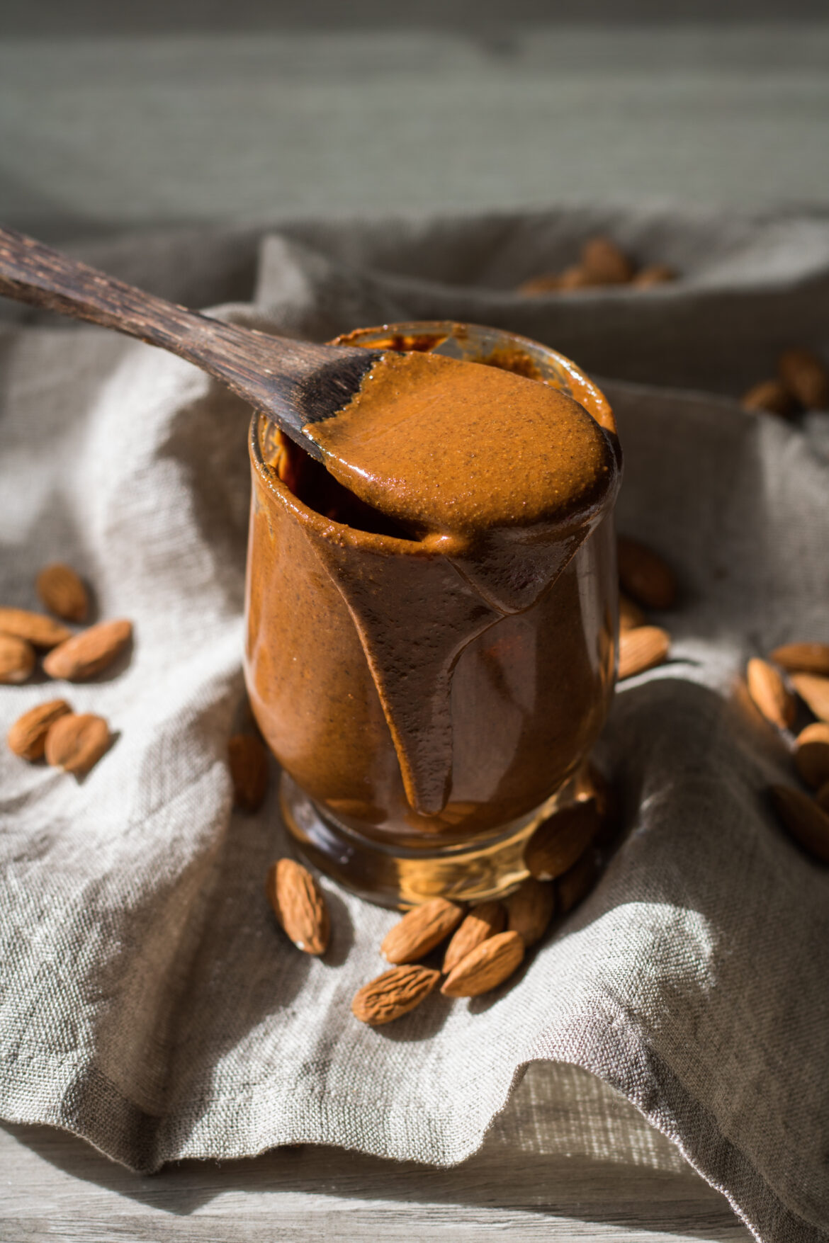 Mandelmus gesund. Mandelmus auf Holzlöffel