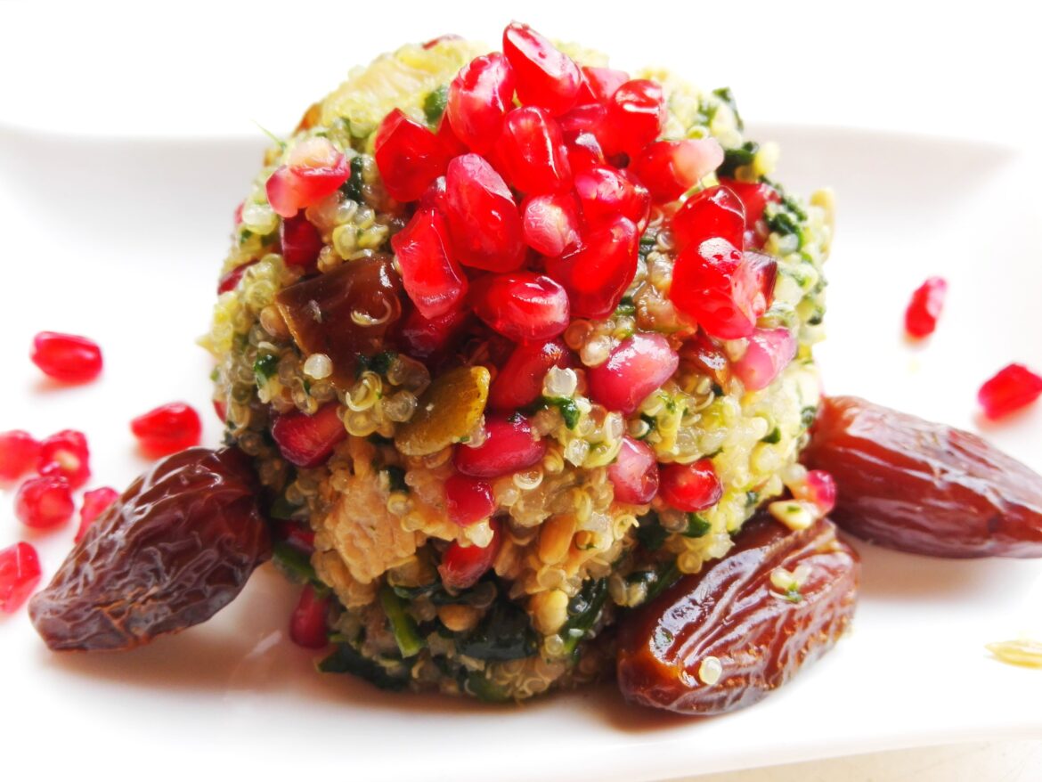 Arabischer Quinoa-Salat mit Granatapfelkernen und Datteln