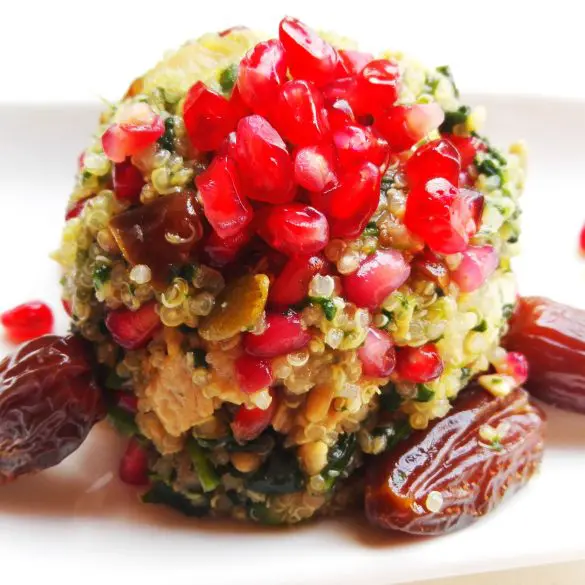 Quinoa-Salat Arabischer Quinoa-Salat mit Granatapfelkernen und Datteln