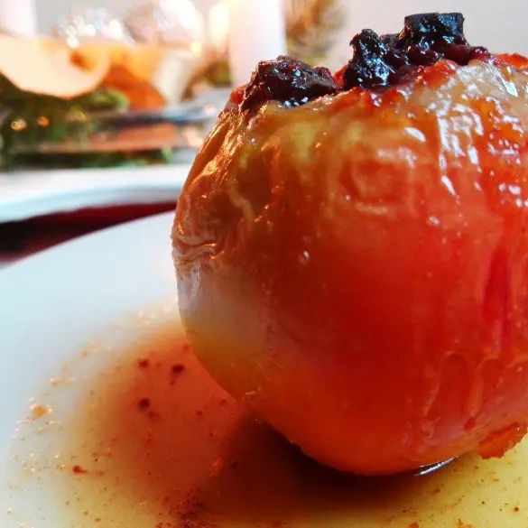 Bratapfel-Rezept Bratapfel Rezept- Bratapfel auf einem Teller mit Orangensoße
