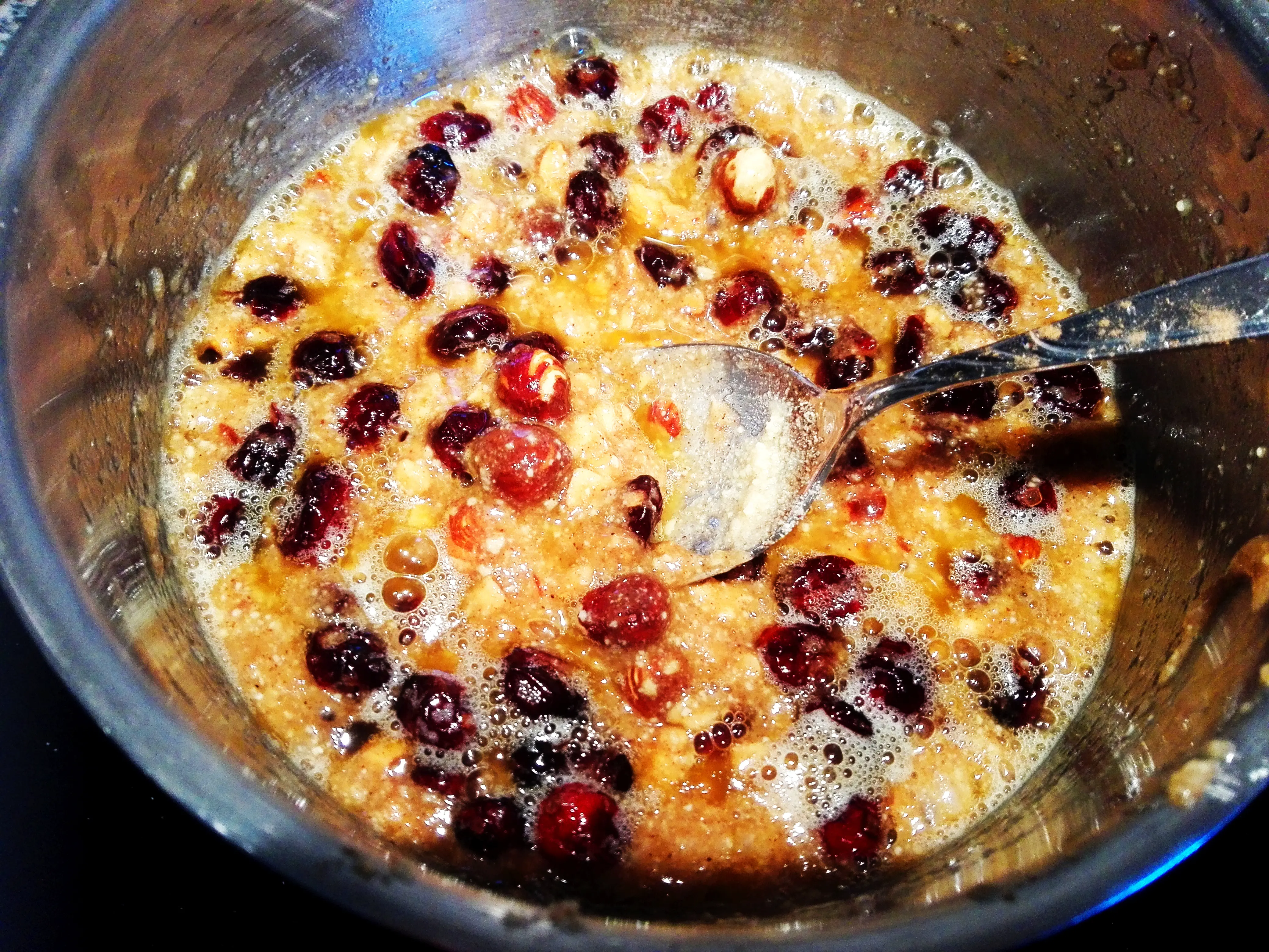 Veganes Bratapfel Rezept - Bratapfel Füllung -Cranberries am kochen