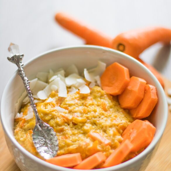 Möhren Porridge in einer Schüssel mit Karotten im Hintergrund