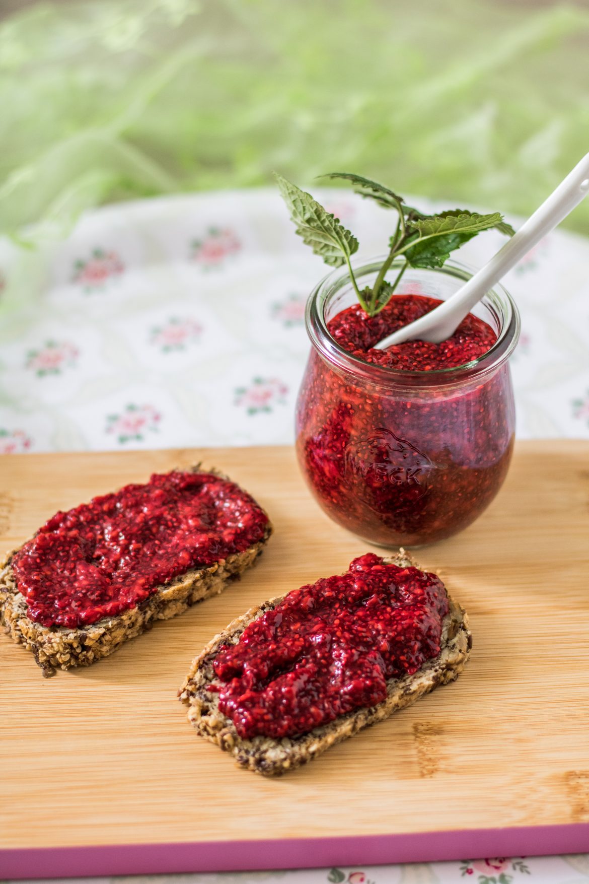 Gesunde Himbeer-Chia-Marmelade ohne raffinierten Zucker - Aha Foods ...
