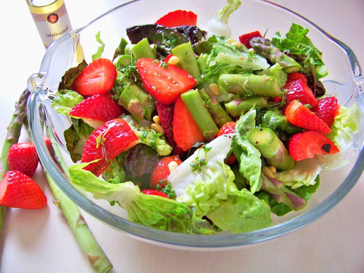 Spargelsalat mit Erdbeeren