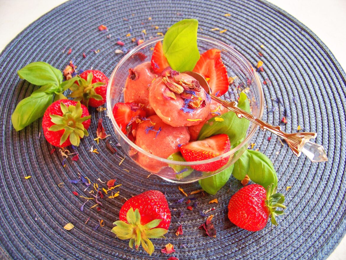 Erdbeer-Basilikum-Parfait