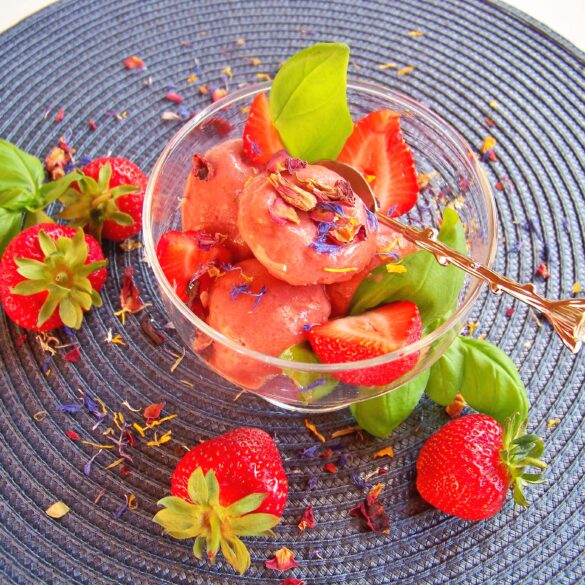 Erdbeer-Basilikum-Parfait