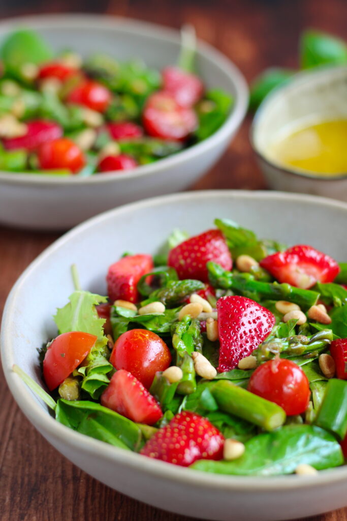 Spargel-Salat mit Erdbeeren