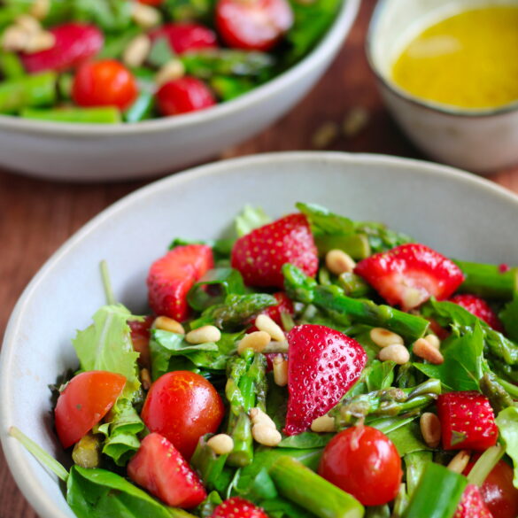 Spargel-Salat mit Erdbeeren