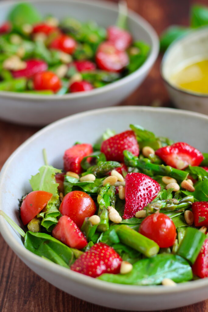Spargelsalat mit Erdbeeren