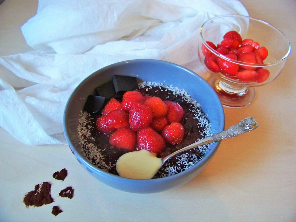 Veganes Schokooatmeal mit Erdbeeren – schnelles Frühstücksrezept Schokooatmeal vegan mit Erdbeeren
