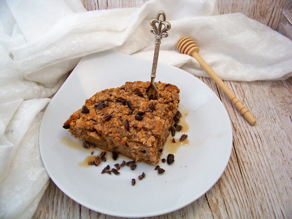 Baked Oatmeal vegan mit Kakaonibs – Frühstück mal anders Baked Oatmeal vegan als servierfertiges Kuchenstück angerichtet