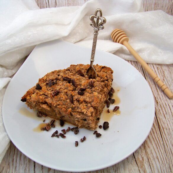 Baked Oatmeal vegan als servierfertiges Kuchenstück angerichtet