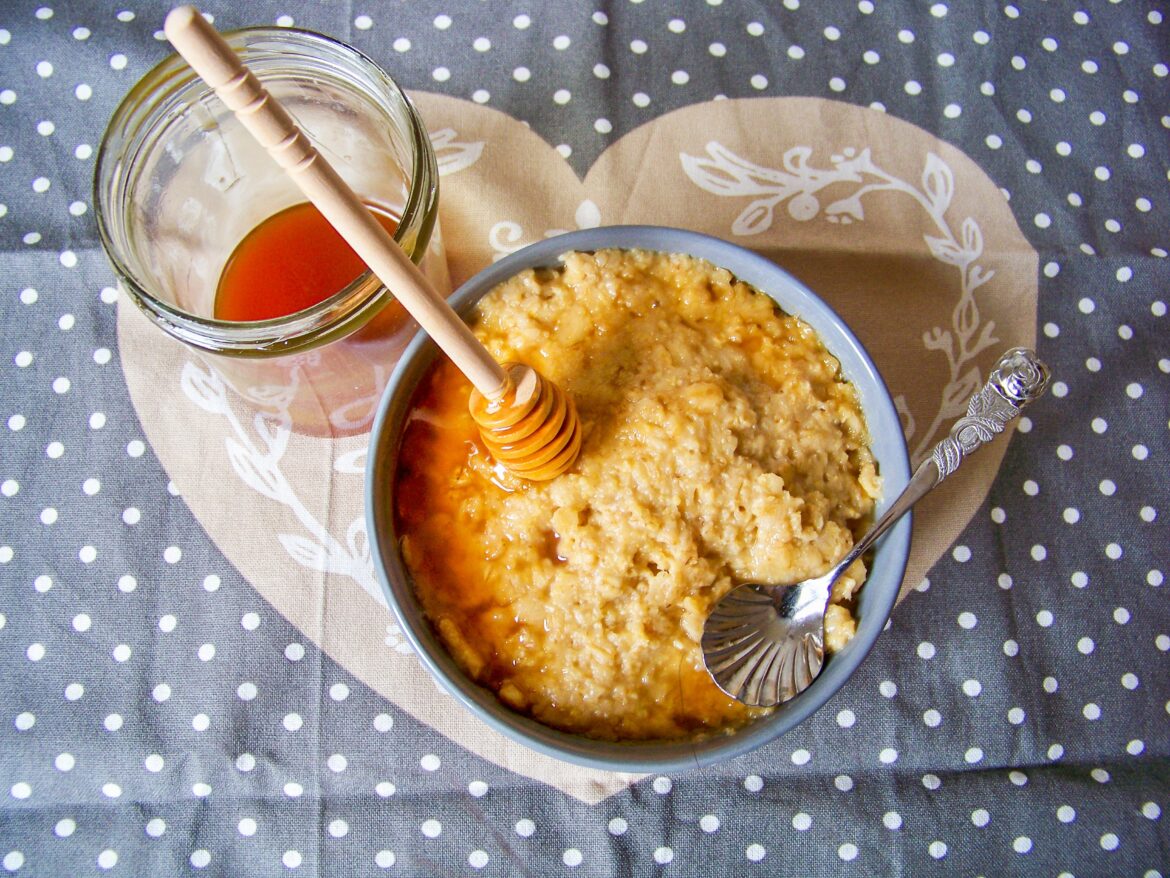 Karamellporridge mit veganer SalzKaramellsoße und Honiglöffel