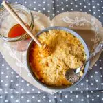 Vegane_Salzkaramellsoße Karamellporridge mit veganer SalzKaramellsoße und Honiglöffel