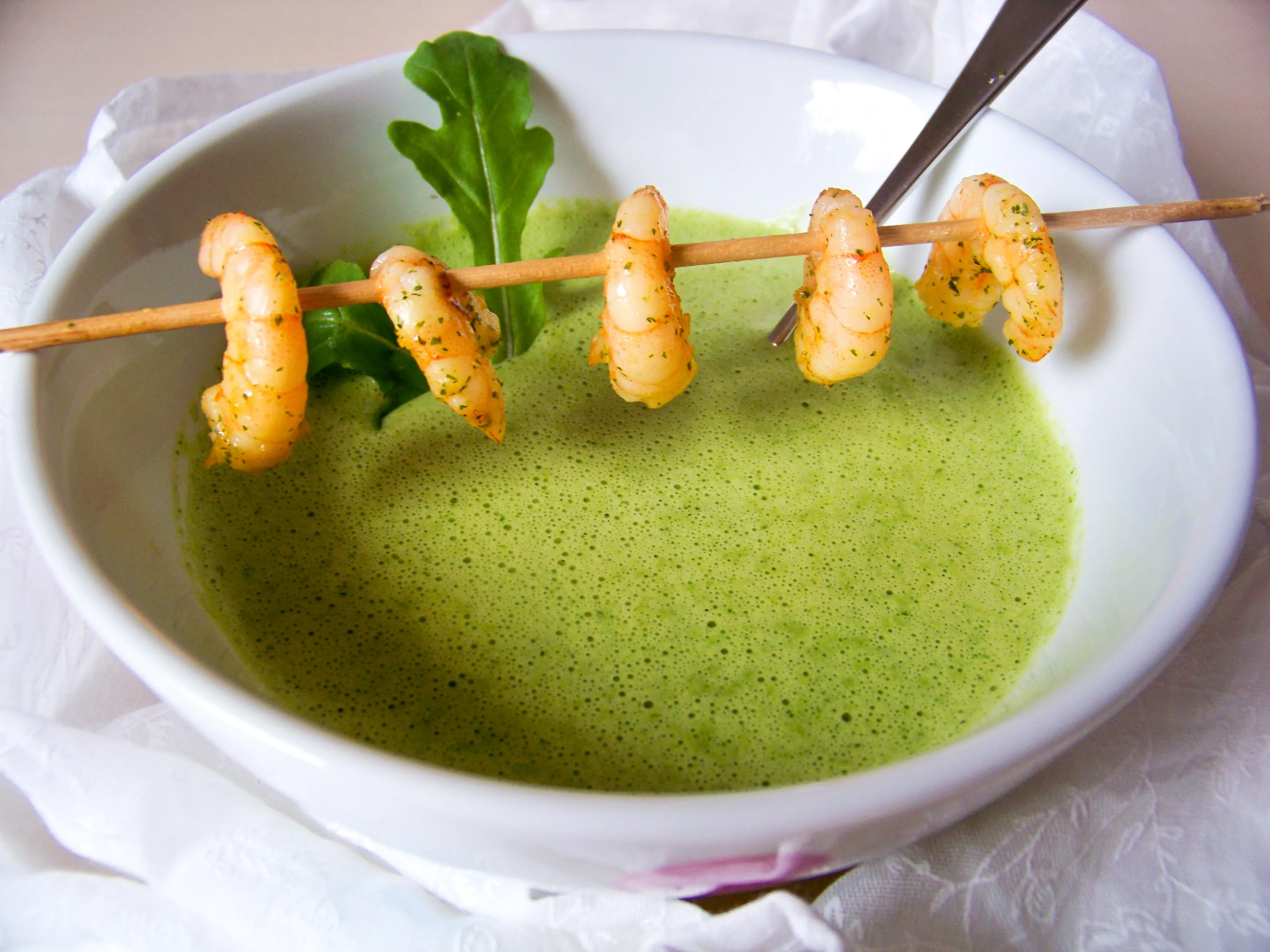 vegane Kräutersuppe Sommersuppe vegan- Sommerkräuter-Cashew-Suppe mit Garnelenspieß