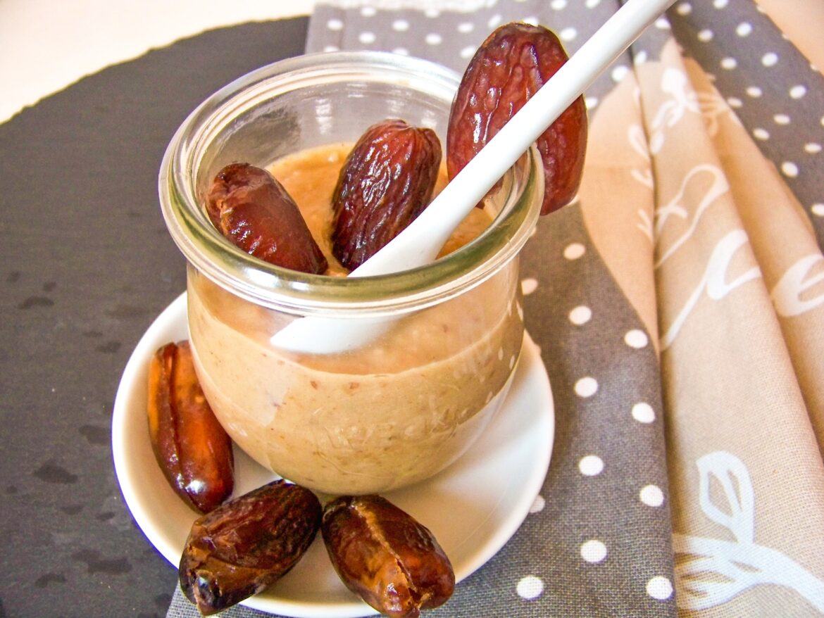 Dattelmus selber machen- Dattelmus im Weckglas mit Löffel