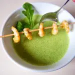 Sommersuppe-vegan Sommerkräuter-Cashew-Suppe mit Garnelenspieß