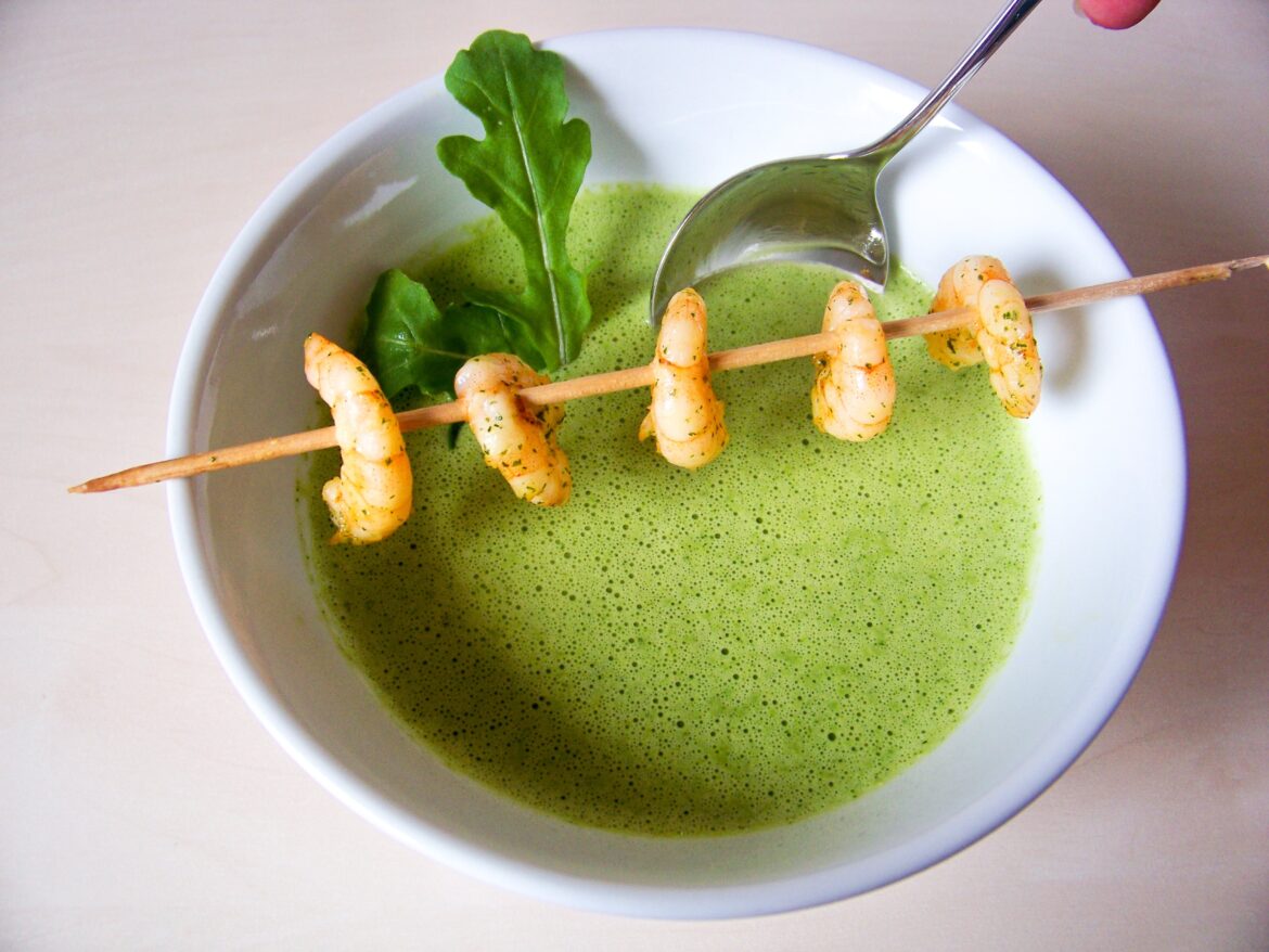 Sommerkräuter-Cashew-Suppe mit Garnelenspieß