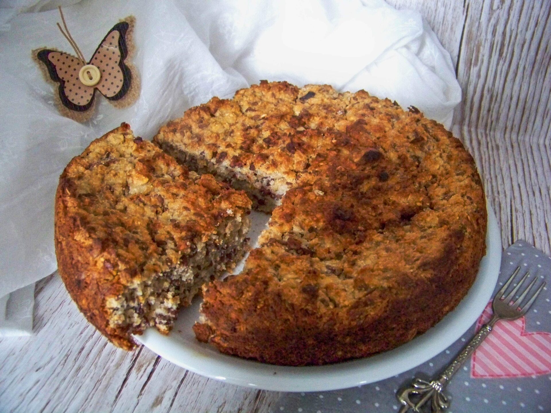 Gesunder Frühstückskuchen mit Haferflocken, Leinsamen und Kakaonibs ...