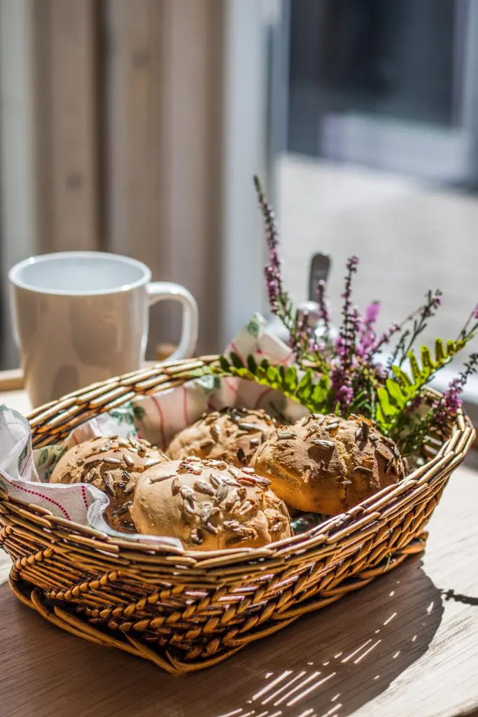 Glutenfreie Brötchen ohne Hefe mit Heide im Hintergrund