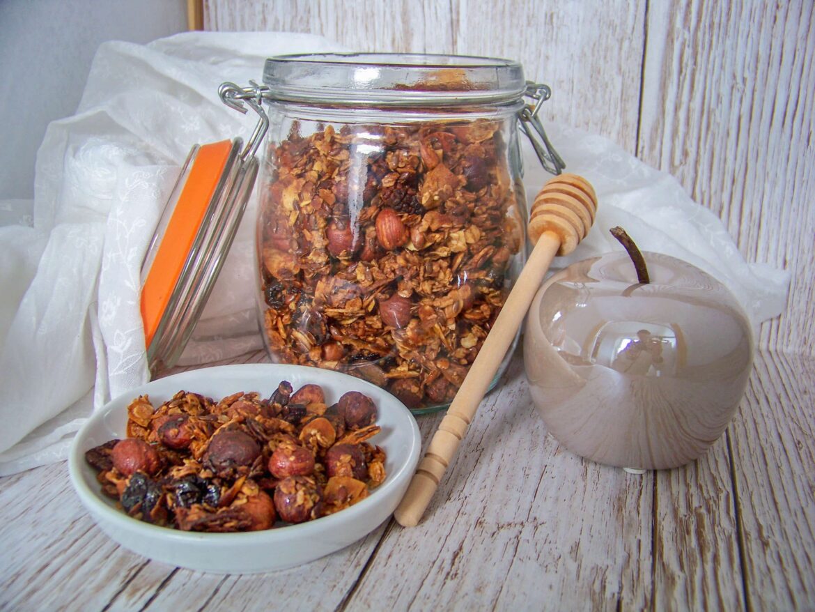 Knuspriges Granola mit Haselnuss selber machen Granola mit Haselnuss selber machen- Granola im Glas mit Deko