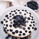 Veganer_Käsekuchen_mit_Blaubeeren Veganer Käsekuchen mit Blaubeeren und Cashewkernen