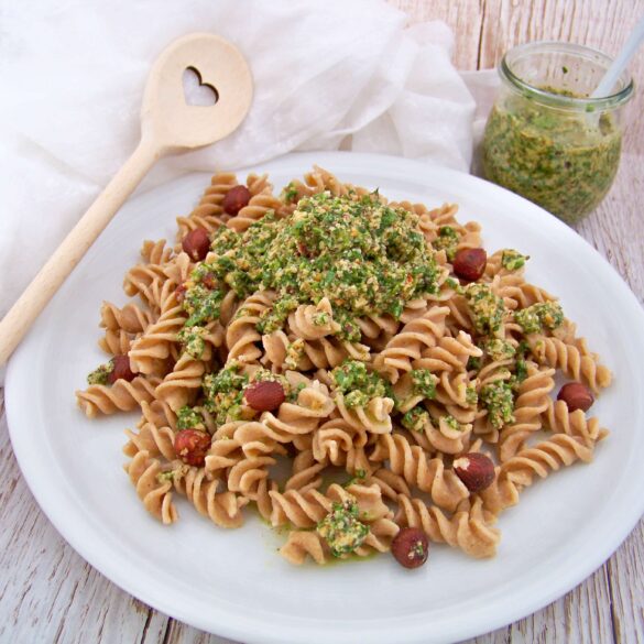 Nudeln mit Rucola-Haselnuss-Pesto selbst gemacht