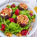 Rucolasalat-mit-Feigen-und-Preiselbeeren Rucolasalat-mit-Feigen-und-Preiselbeeren, saures Dressing, Herbstsalat