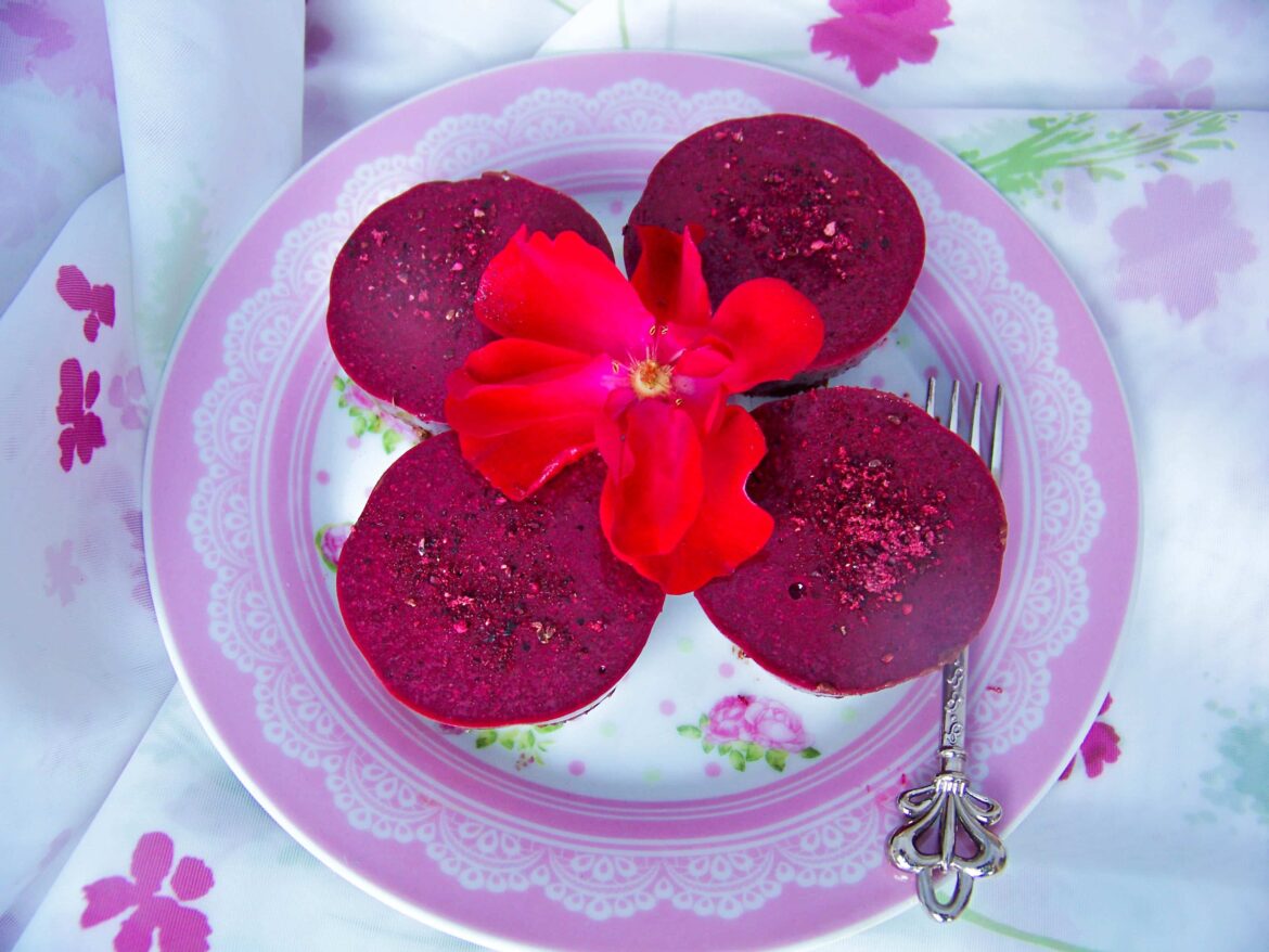 Vegane No-Bake-Beeren-Schoko-Törtchen mit Dekoblüte und Froogies Fruchtpulver Johannisbeere