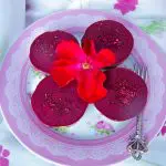 Vegane No-Bake-Beeren-Schoko-Törtchen Vegane No-Bake-Beeren-Schoko-Törtchen mit Dekoblüte und Froogies Fruchtpulver Johannisbeere