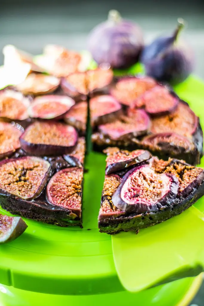 Schokotarte mit Feigen auf einer grünen Kuchenplatte