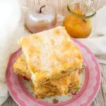 Apfelmus_Kuchen Kuchen mit Apfelmus mit Apfelmus im Glas und Dekoapfel