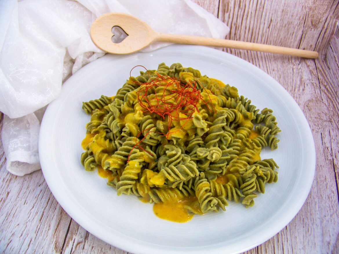 Scharfe Mangosauce zu CHlorella Fussili mit einem Herzkochlöffel