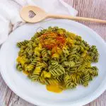 Scharfe_Mangosauce_zu_Fussilli Scharfe Mangosauce zu CHlorella Fussili mit einem Herzkochlöffel