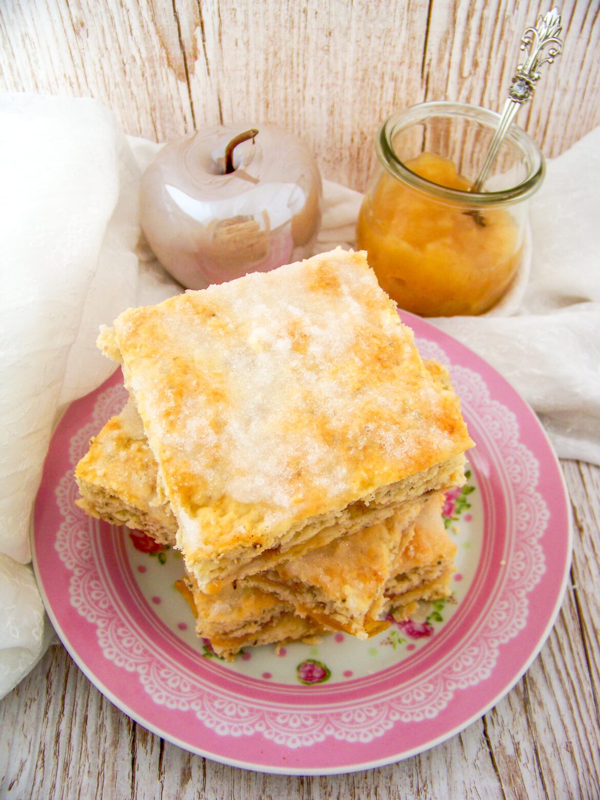 Kuchen mit Apfelmus mit Apfelmus im Glas und Dekoapfel