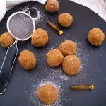 Spekukulatius_Orangen_Pralinen Spekulatiuskugeln mit Orangenaroma und Puderzucker auf Schieferplatte