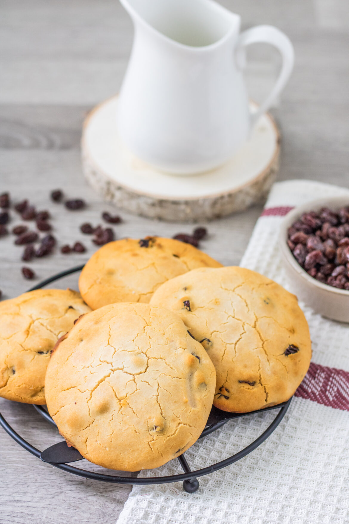 Süße Rosinenfladen ohne Hefe mit Milchkännchen