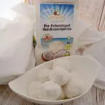 Raffaelo-Kugeln Kokos-Kugeln selber machen mit Kokosflocken
