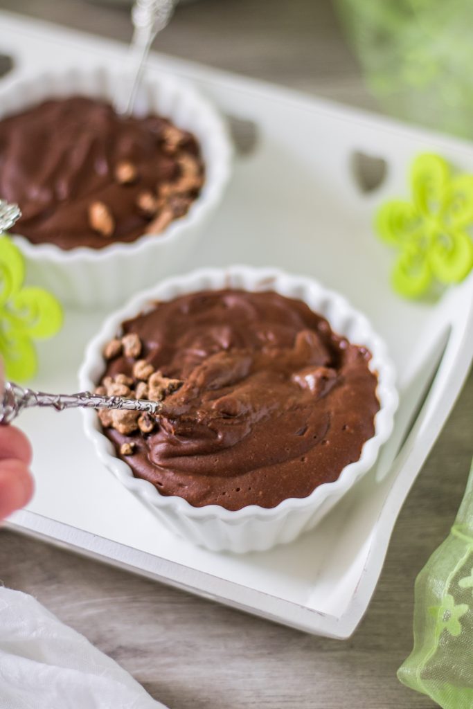 Gesunder Schokopudding mit Süßkartoffel in kleinen Dessertschälchen