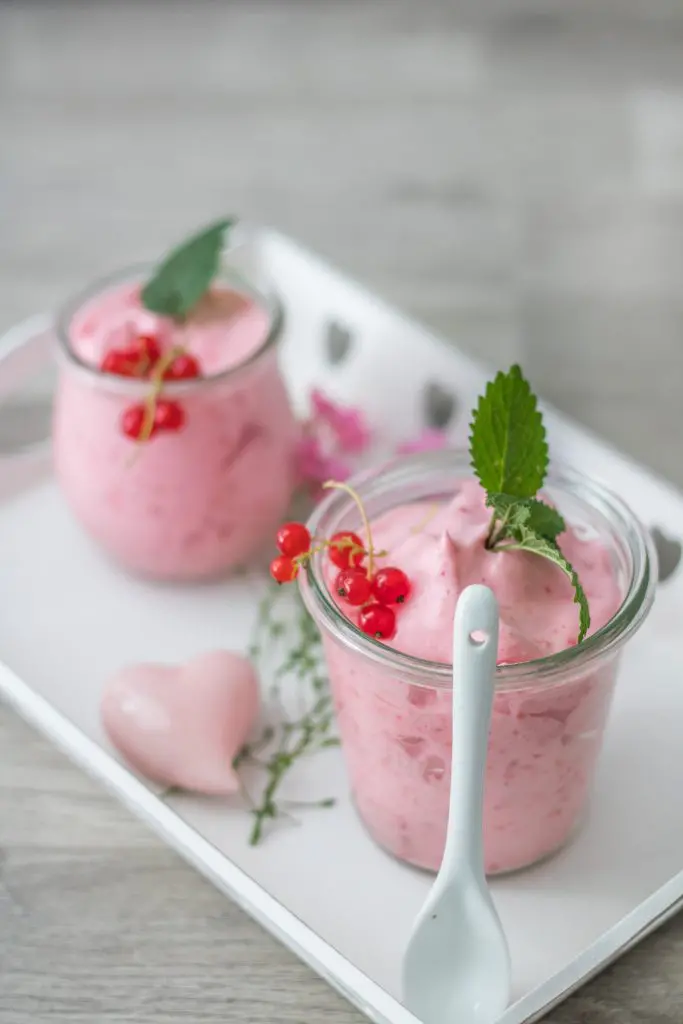 Aquafaba Johannisbeer-Dessert