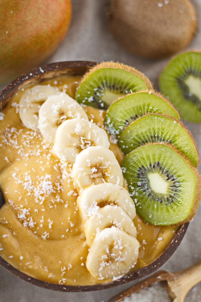 Mango-Smoothie-Bowl mit Kiwi und Banane
