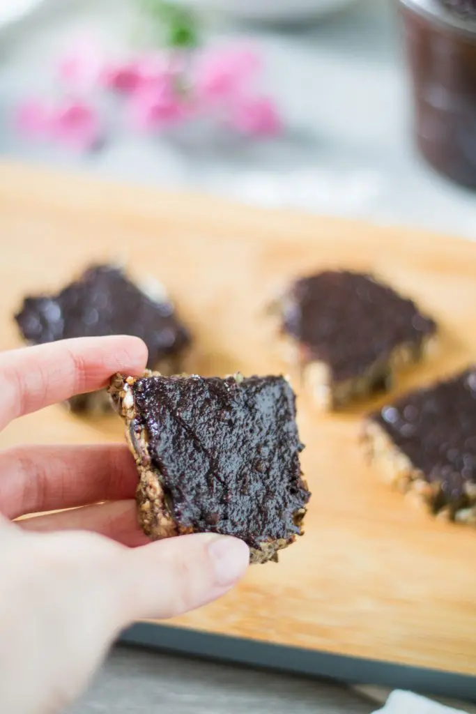 Veganer Schokoaufstrich mit Datteln auf Brot