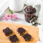 Veganer Schokoaufstrich mit Datteln Veganer Schokoaufstrich mit Datteln und Milchkännchen