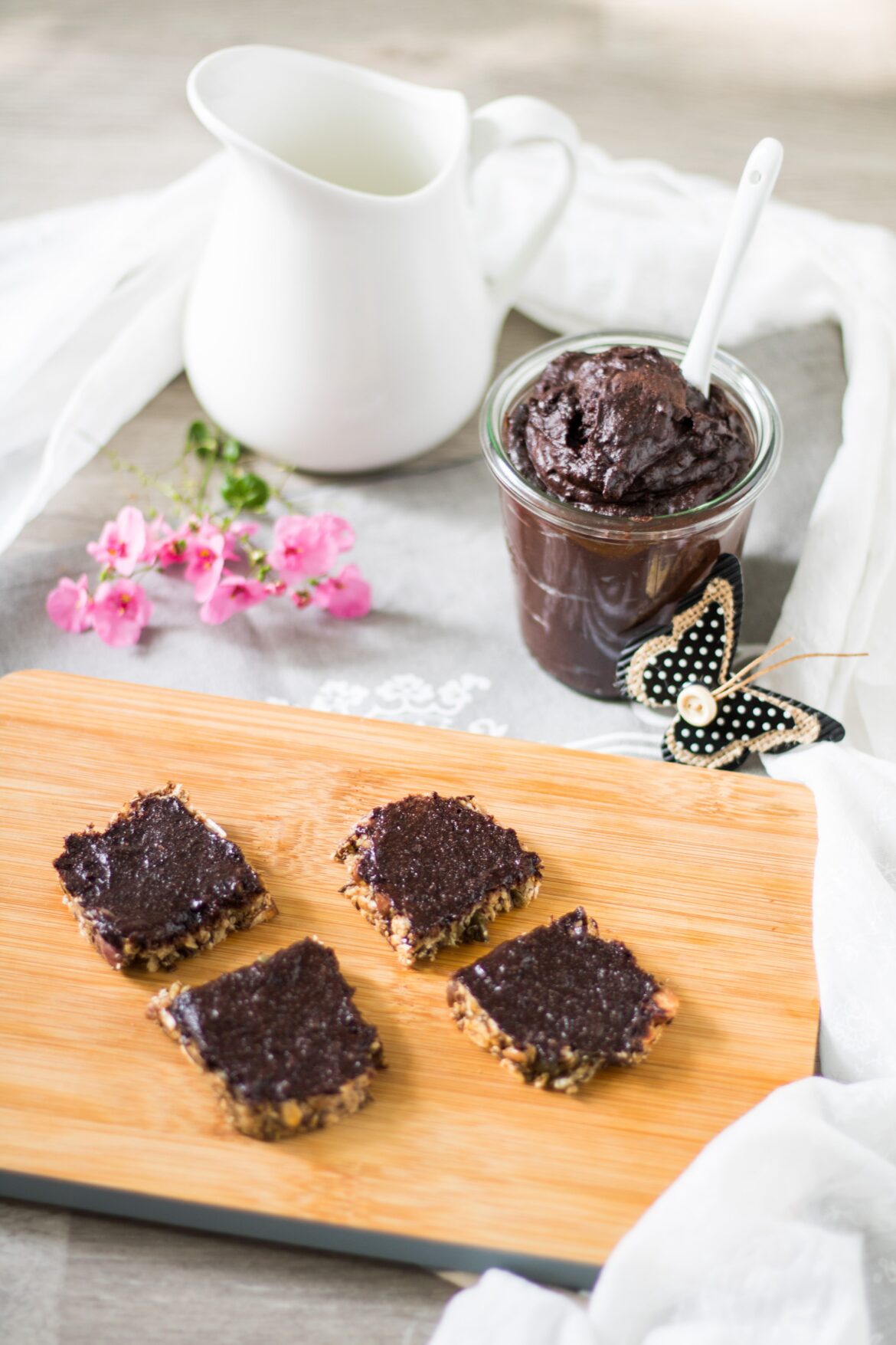 Veganer Schokoaufstrich mit Datteln und Milchkännchen