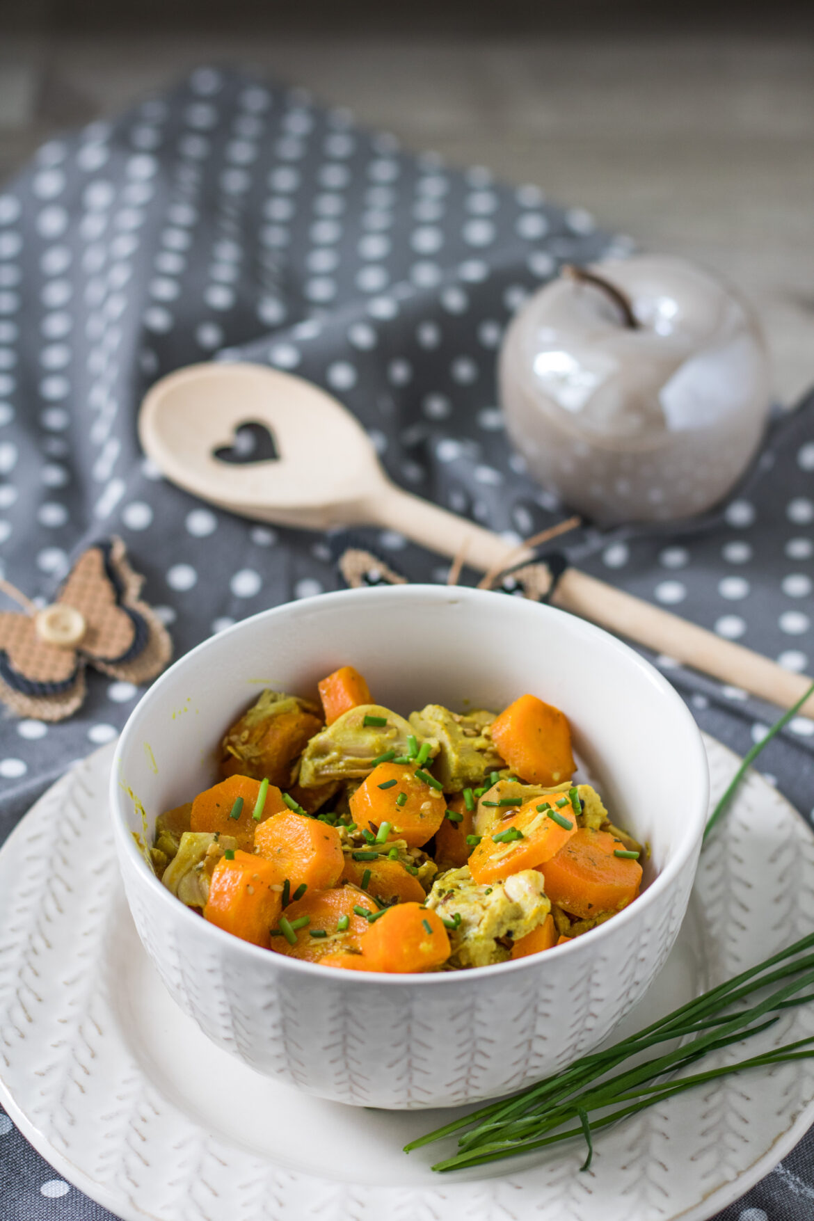 Schnelles veganes Jackfrucht-Möhren-Curry Jackfrucht-Möhren-Curry mit Kochlöffel
