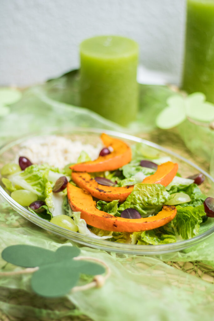 Bunter Salat mit Trauben, Hirse und Kürbis, grüner gesunder Salat