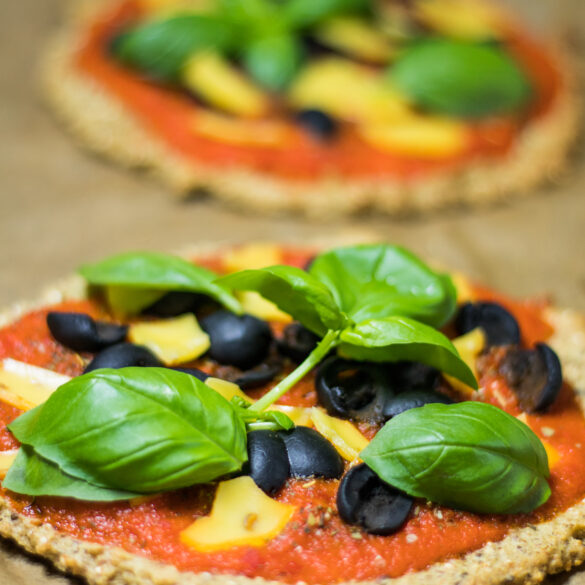 Einfache Quinoa-Pizza mit Basilikum, Oliven